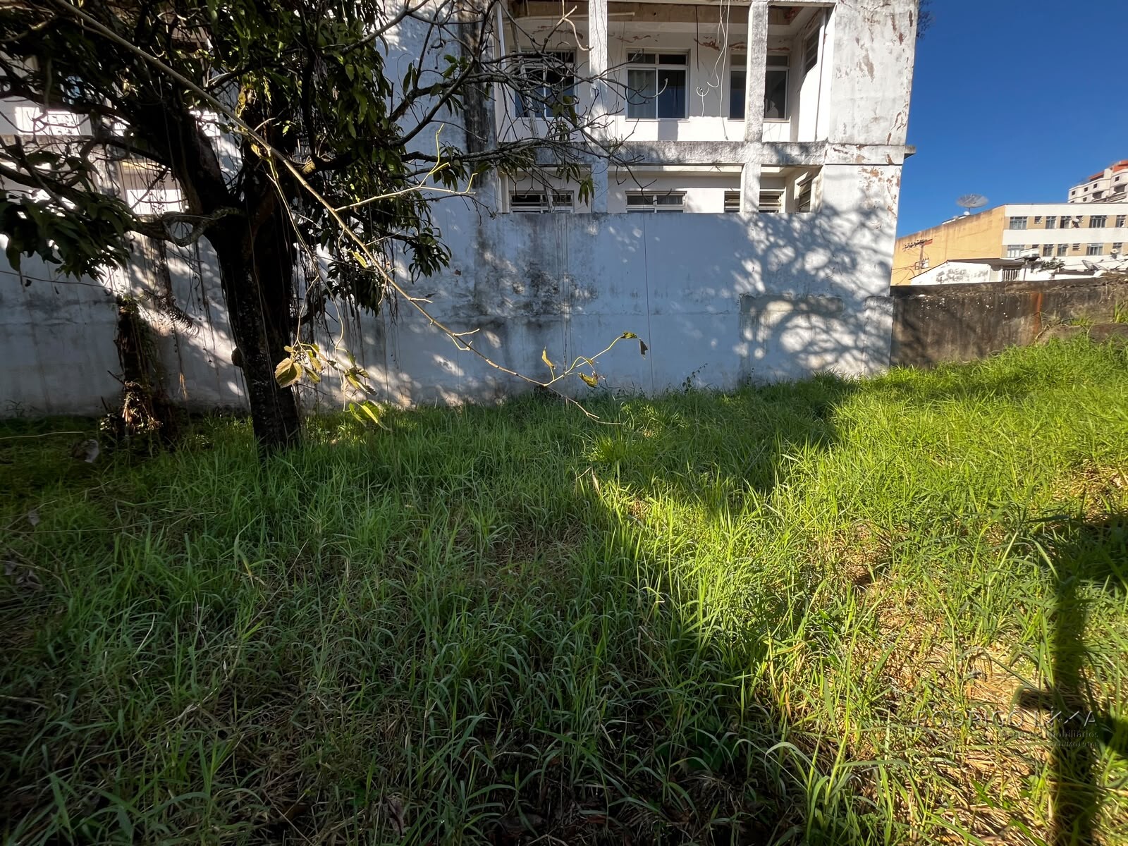 Lote com casa para venda no centro de São Lourenço Mg
