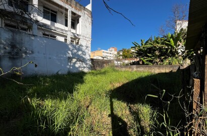 Lote com casa para venda no centro de São Lourenço Mg