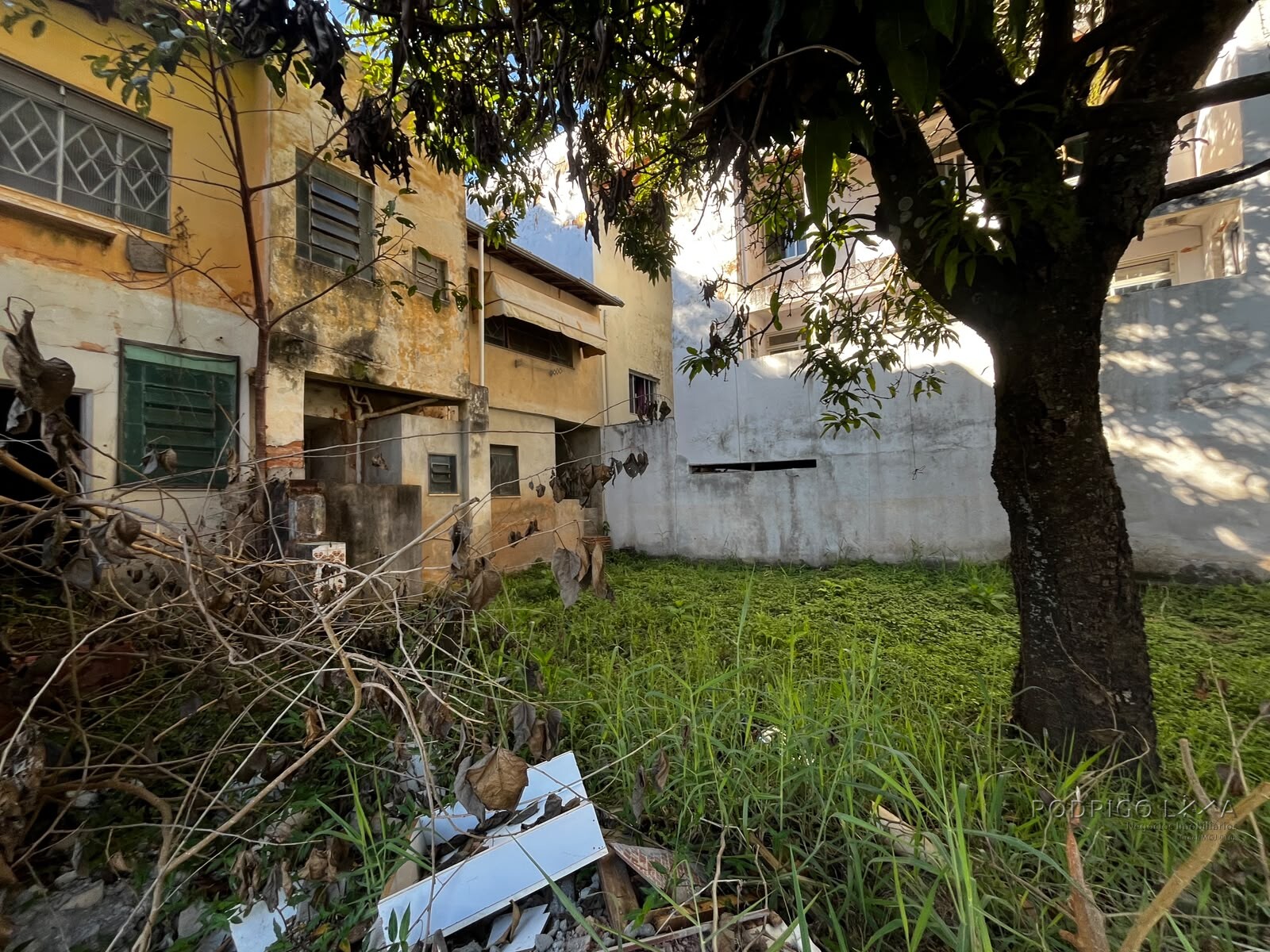 Lote com casa para venda no centro de São Lourenço Mg