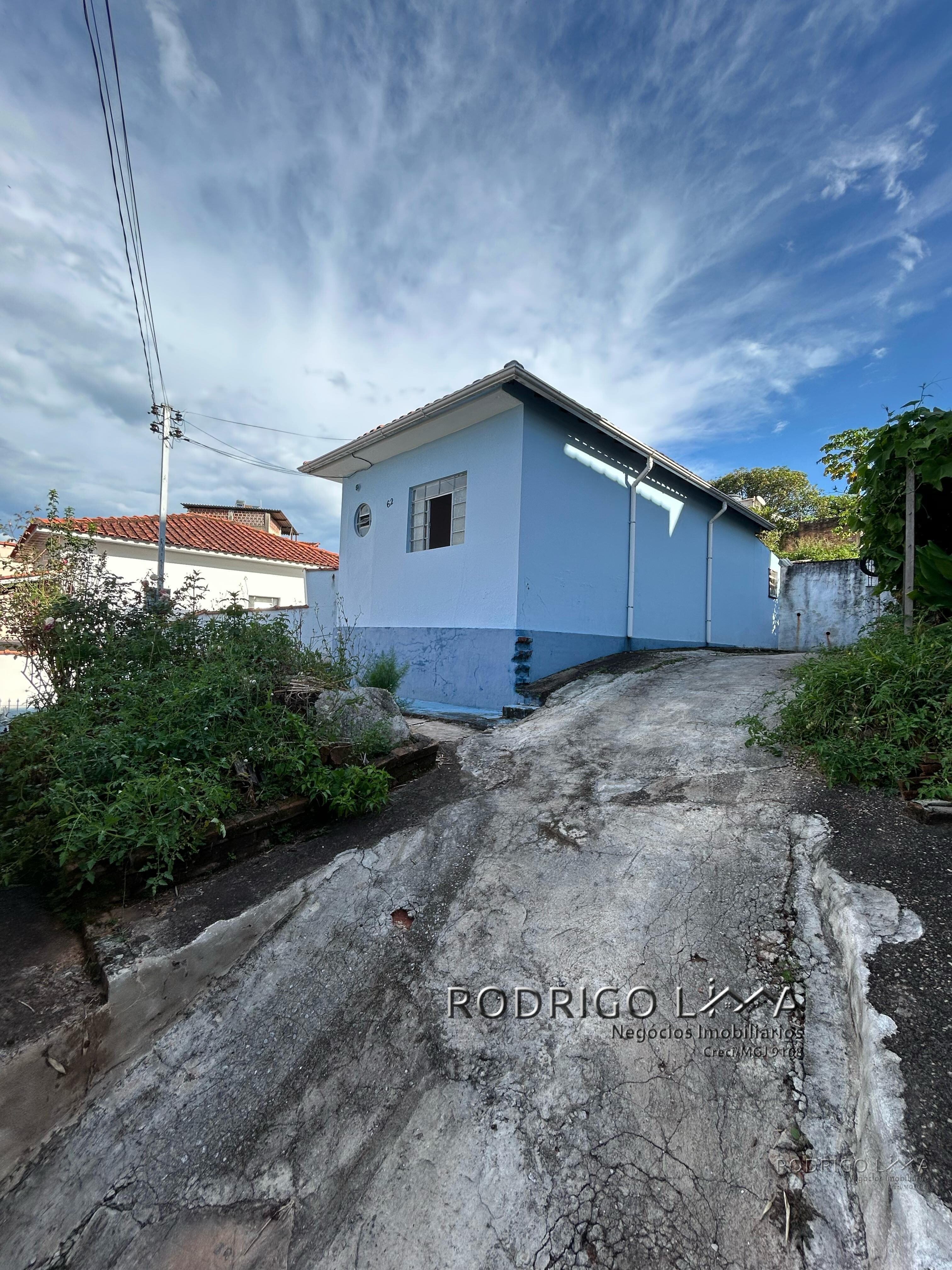 Casa com terreno amplo para venda em São Lourenço MG